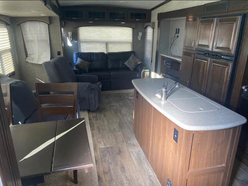 2015 Heartland Sundance 3380RL - Image 7