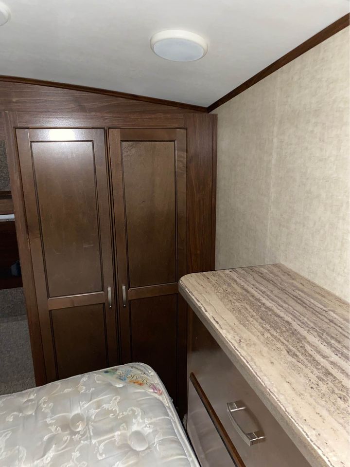 2015 Heartland Sundance 3380RL - Image 9