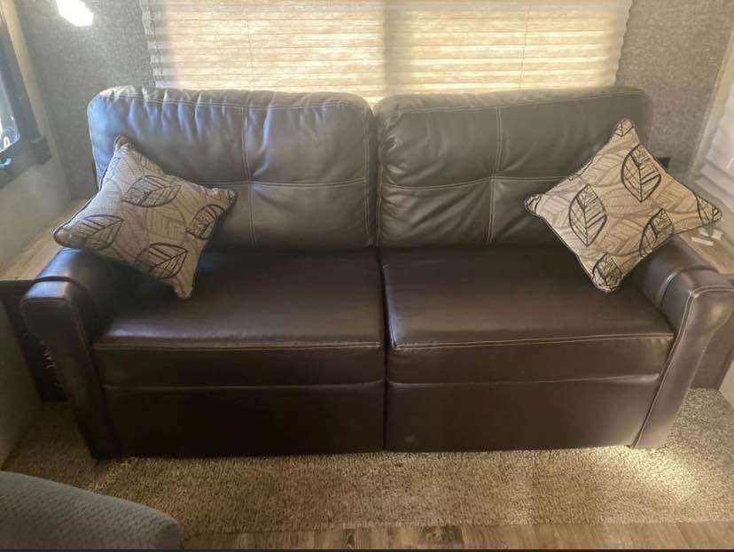 2015 Heartland Sundance 3380RL - Image 8