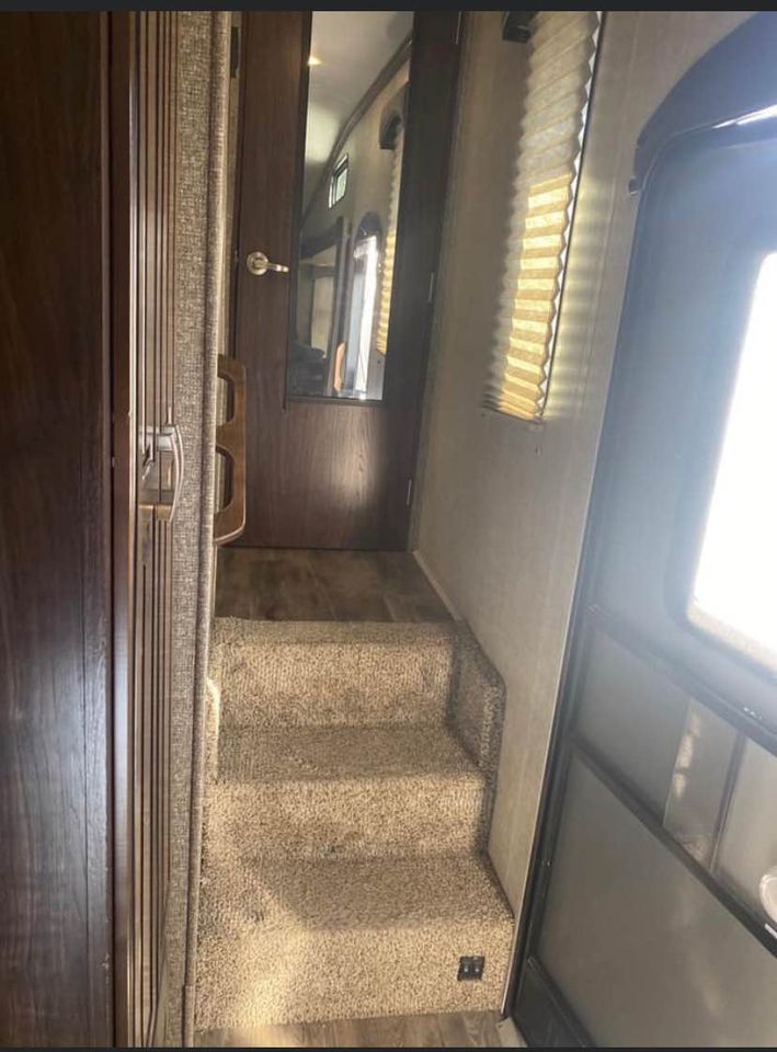 2015 Heartland Sundance 3380RL - Image 12