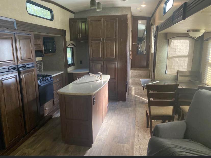 2015 Heartland Sundance 3380RL - Image 6