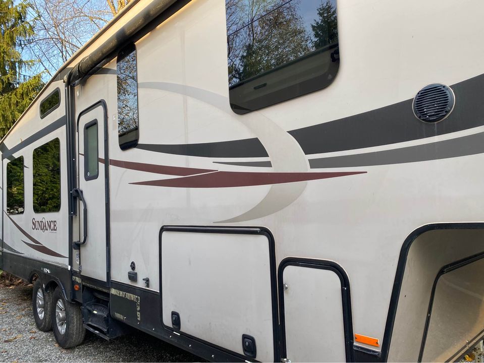 2015 Heartland Sundance 3380RL - Image 4