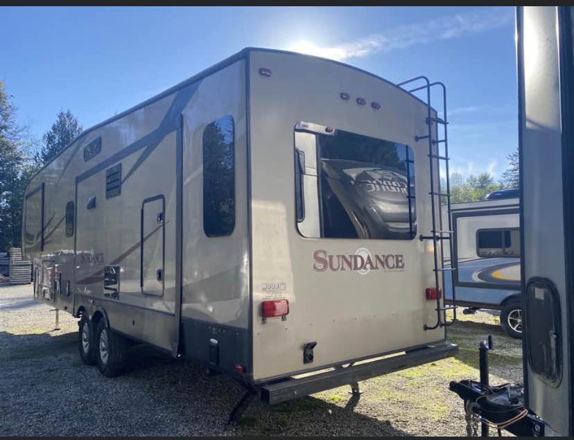 2015 Heartland Sundance 3380RL - Image 5