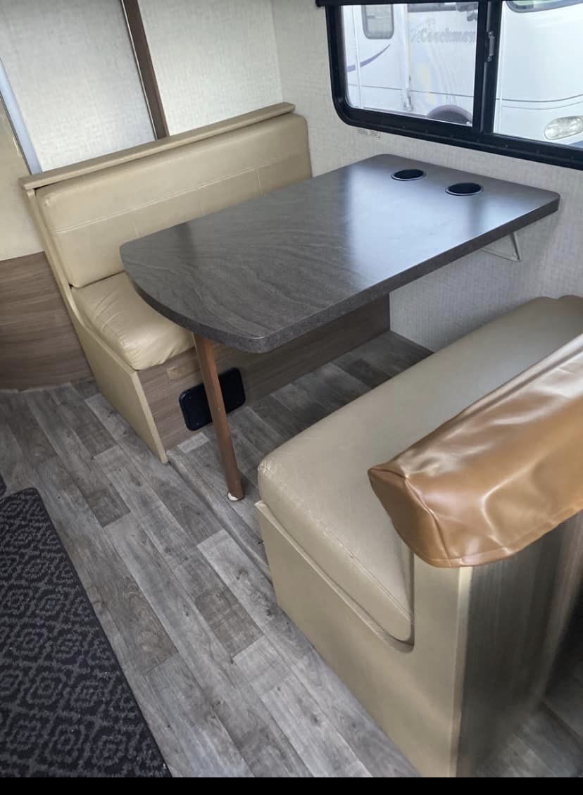 2017 Winnebago Navion Motorhome - Image 18