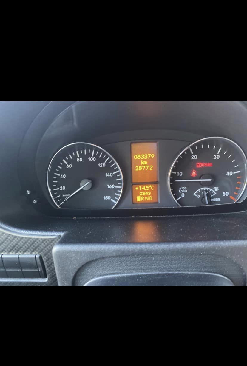 2017 Winnebago Navion Motorhome - Image 11