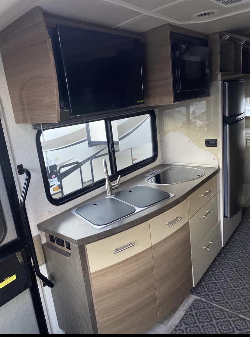 2017 Winnebago Navion Motorhome - Image 15