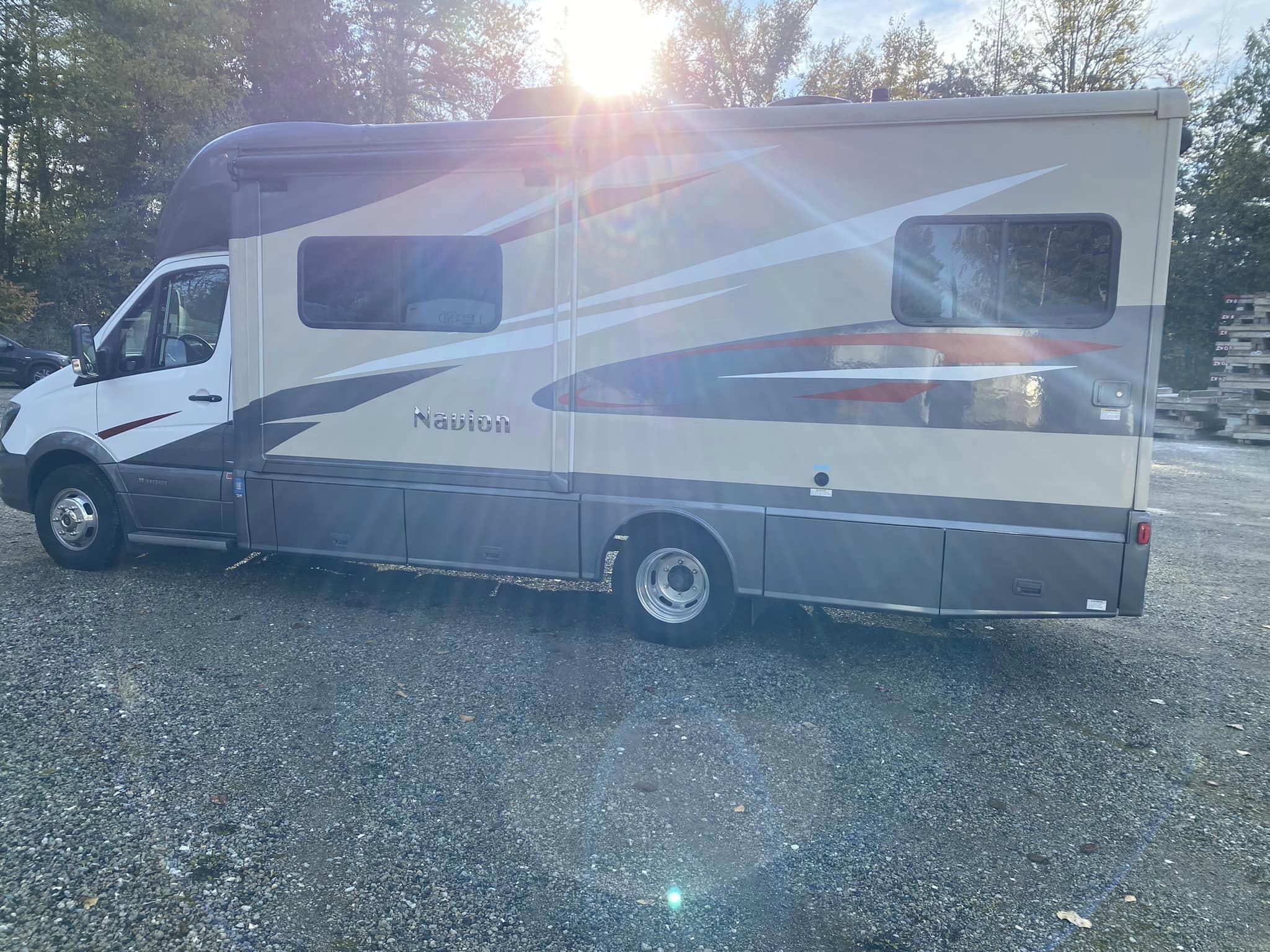 2017 Winnebago Navion Motorhome - Image 10