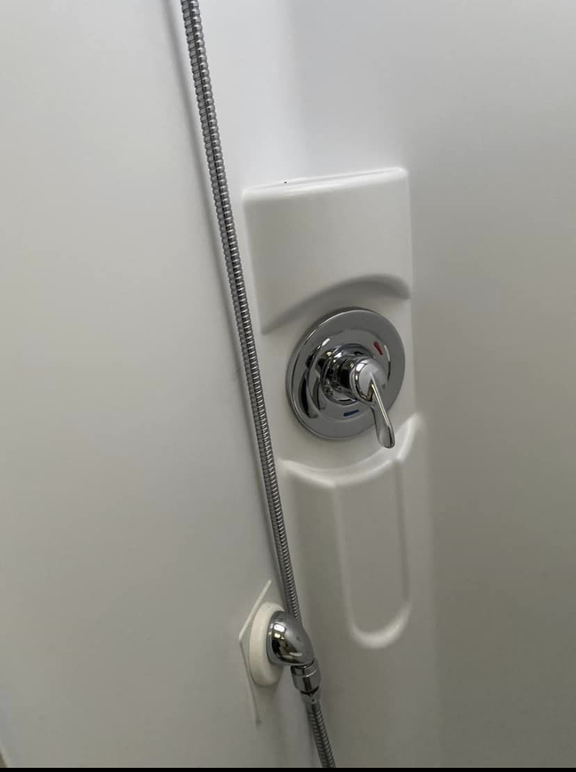 2017 Winnebago Navion Motorhome - Image 24