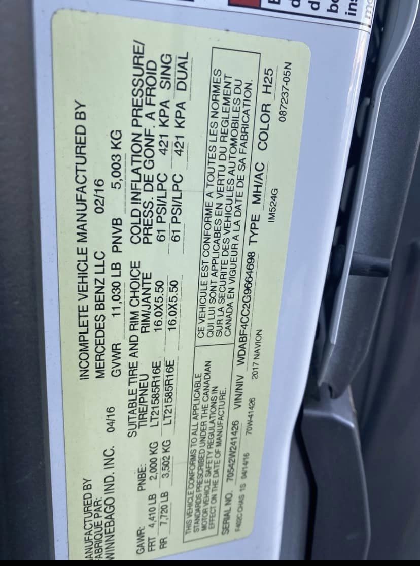 2017 Winnebago Navion Motorhome - Image 31