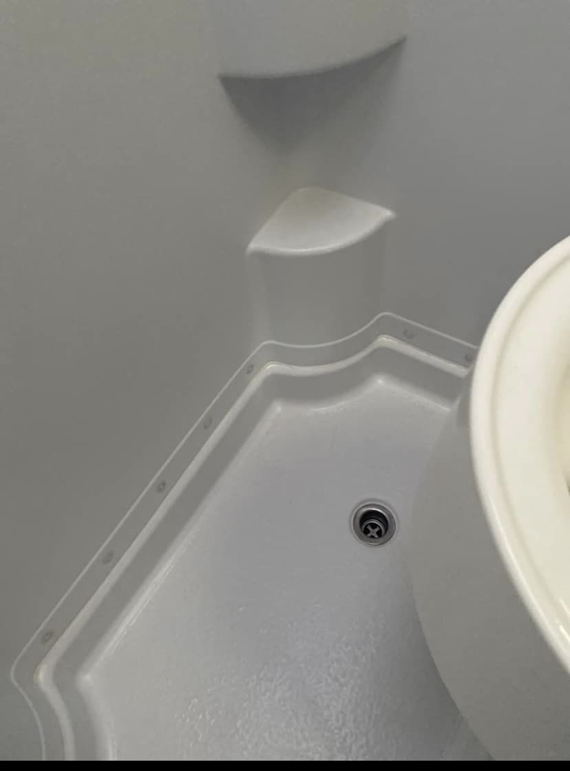 2017 Winnebago Navion Motorhome - Image 23