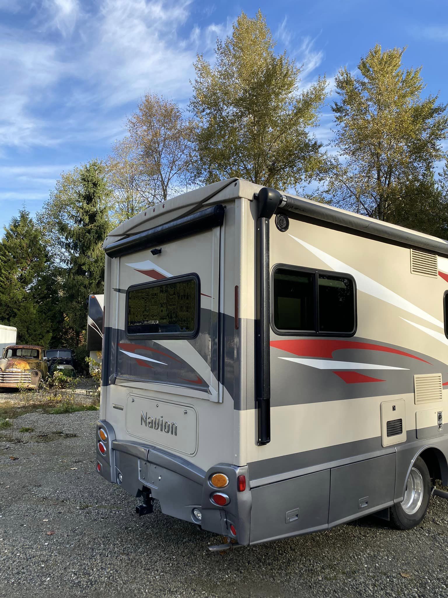 2017 Winnebago Navion Motorhome - Image 8