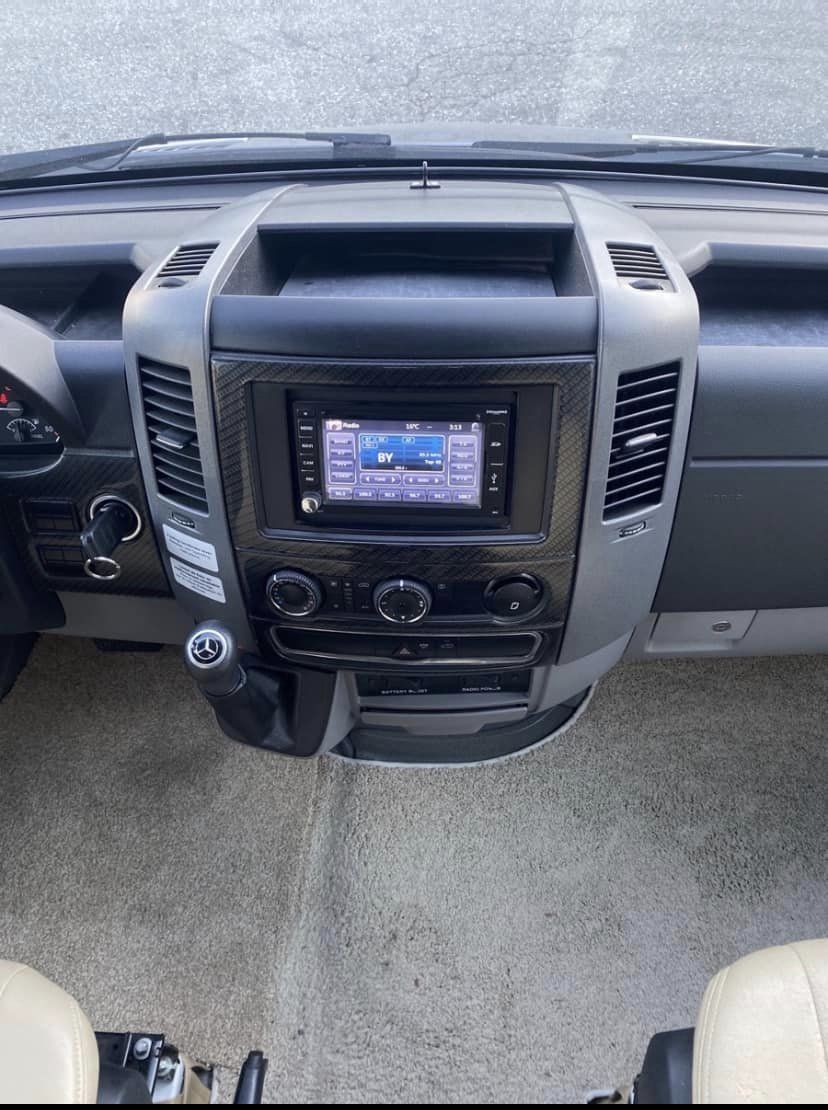 2017 Winnebago Navion Motorhome - Image 13