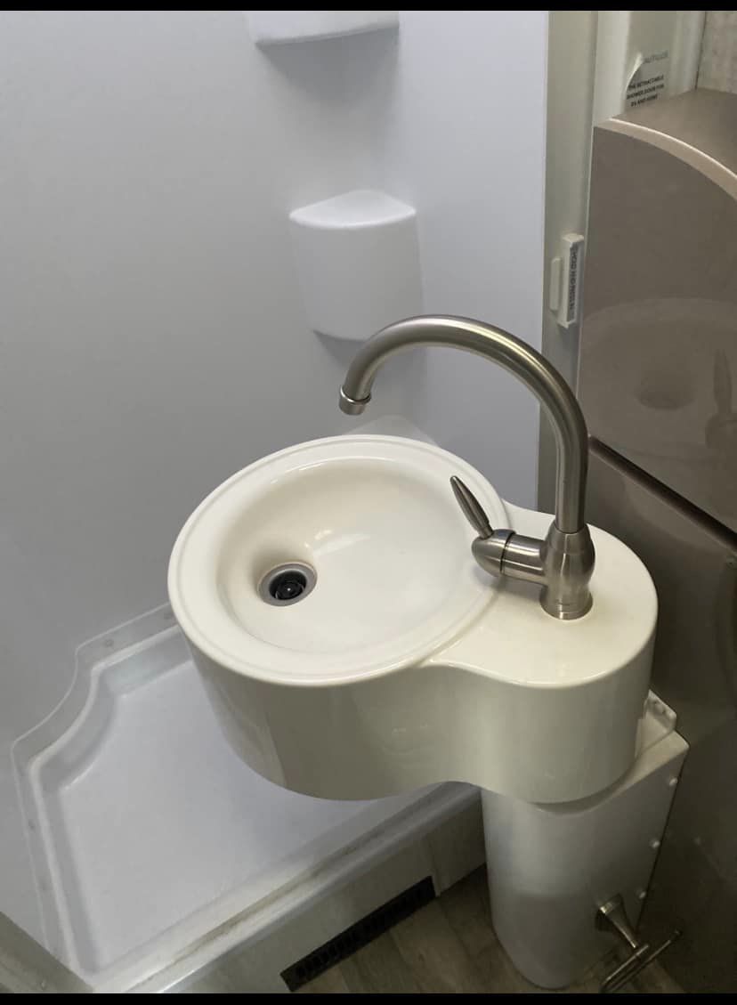 2017 Winnebago Navion Motorhome - Image 21