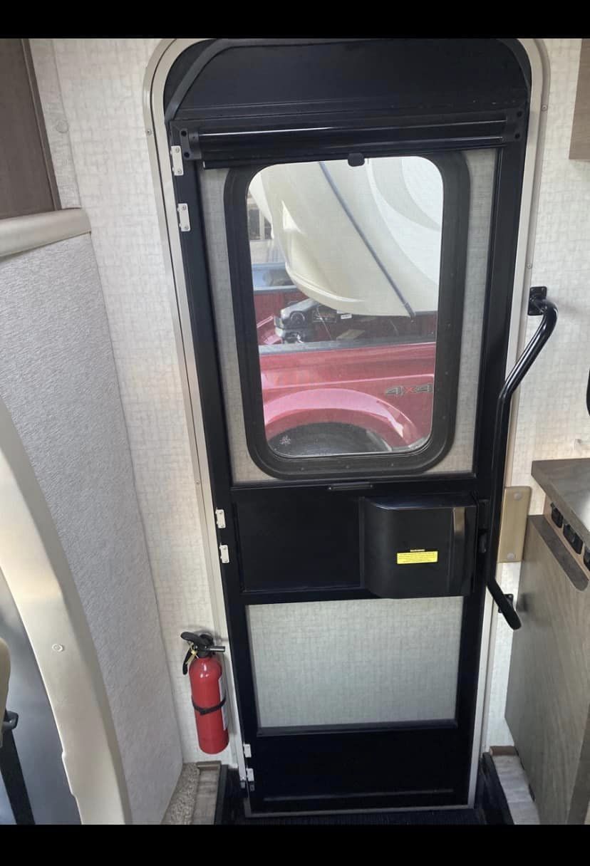 2017 Winnebago Navion Motorhome - Image 17