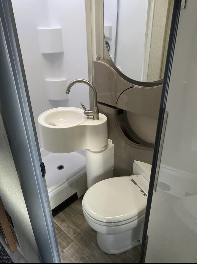 2017 Winnebago Navion Motorhome - Image 19