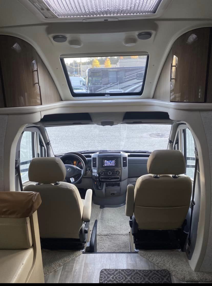 2017 Winnebago Navion Motorhome - Image 12