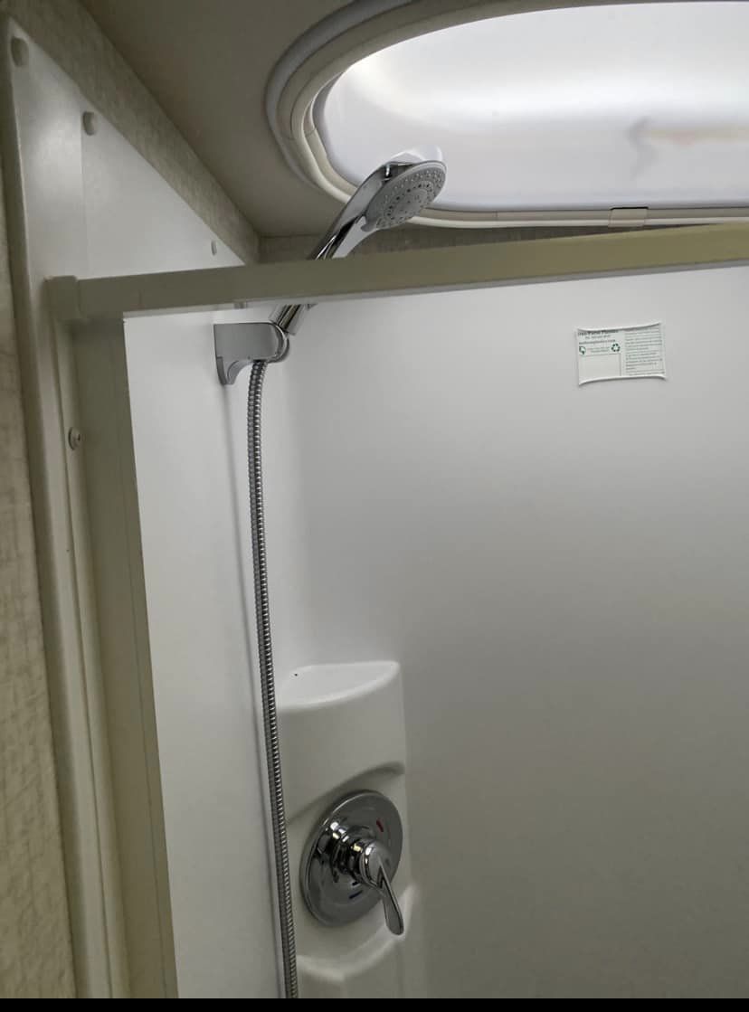 2017 Winnebago Navion Motorhome - Image 20