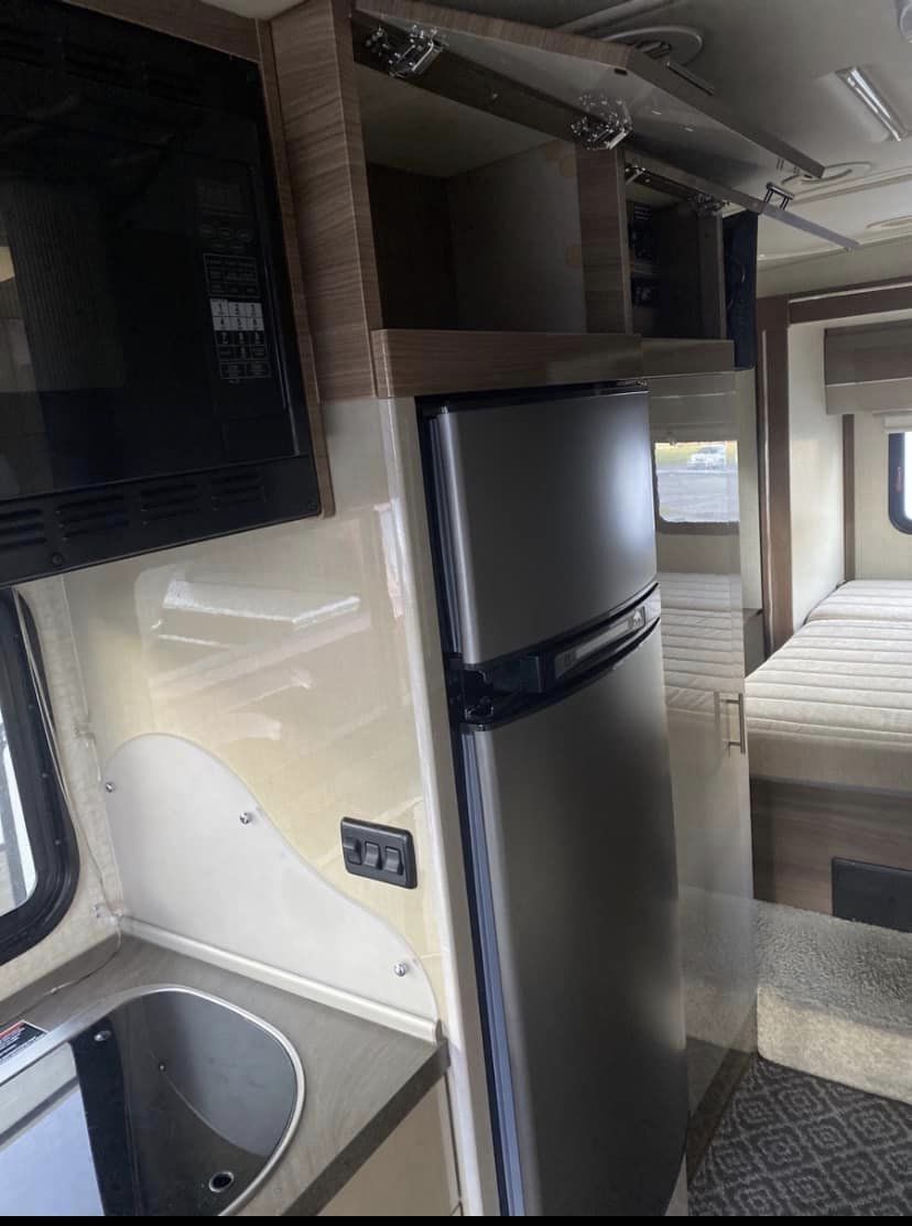 2017 Winnebago Navion Motorhome - Image 16