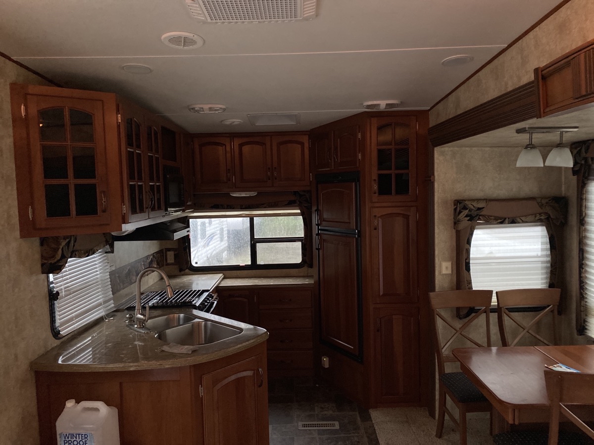 2013 Keystone Avalanche Travel Trailer 320RK - Image 12