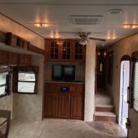 2013 Keystone Avalanche Travel Trailer 320RK - Image 13
