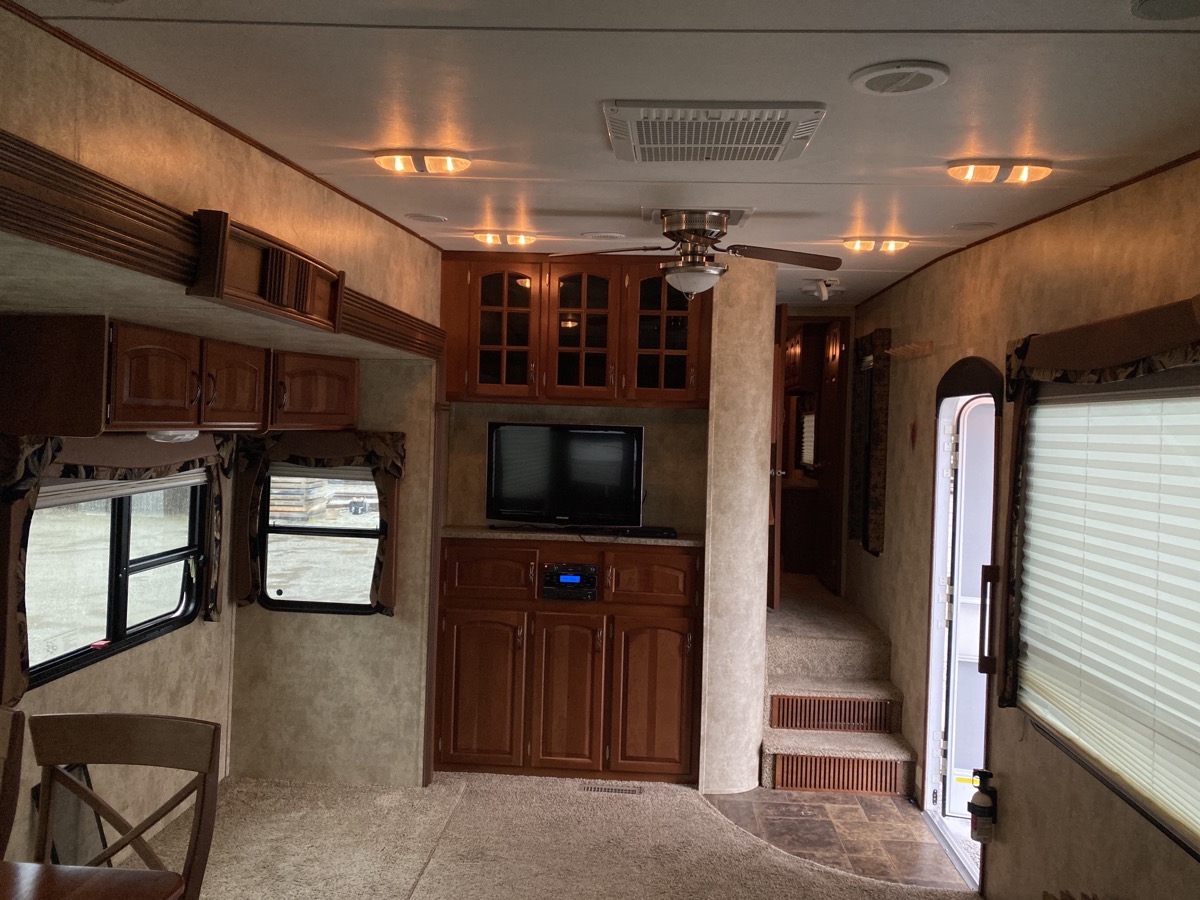 2013 Keystone Avalanche Travel Trailer 320RK - Image 13