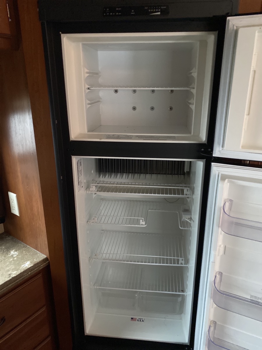 2013 Keystone Avalanche Travel Trailer 320RK - Image 17