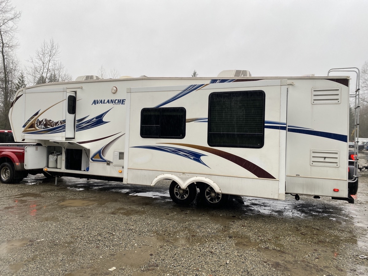 2013 Keystone Avalanche Travel Trailer 320RK - Image 4