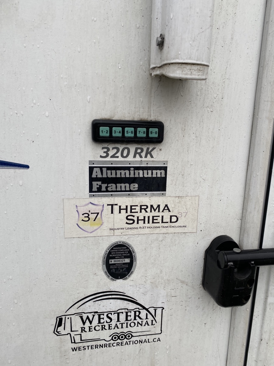 2013 Keystone Avalanche Travel Trailer 320RK - Image 27