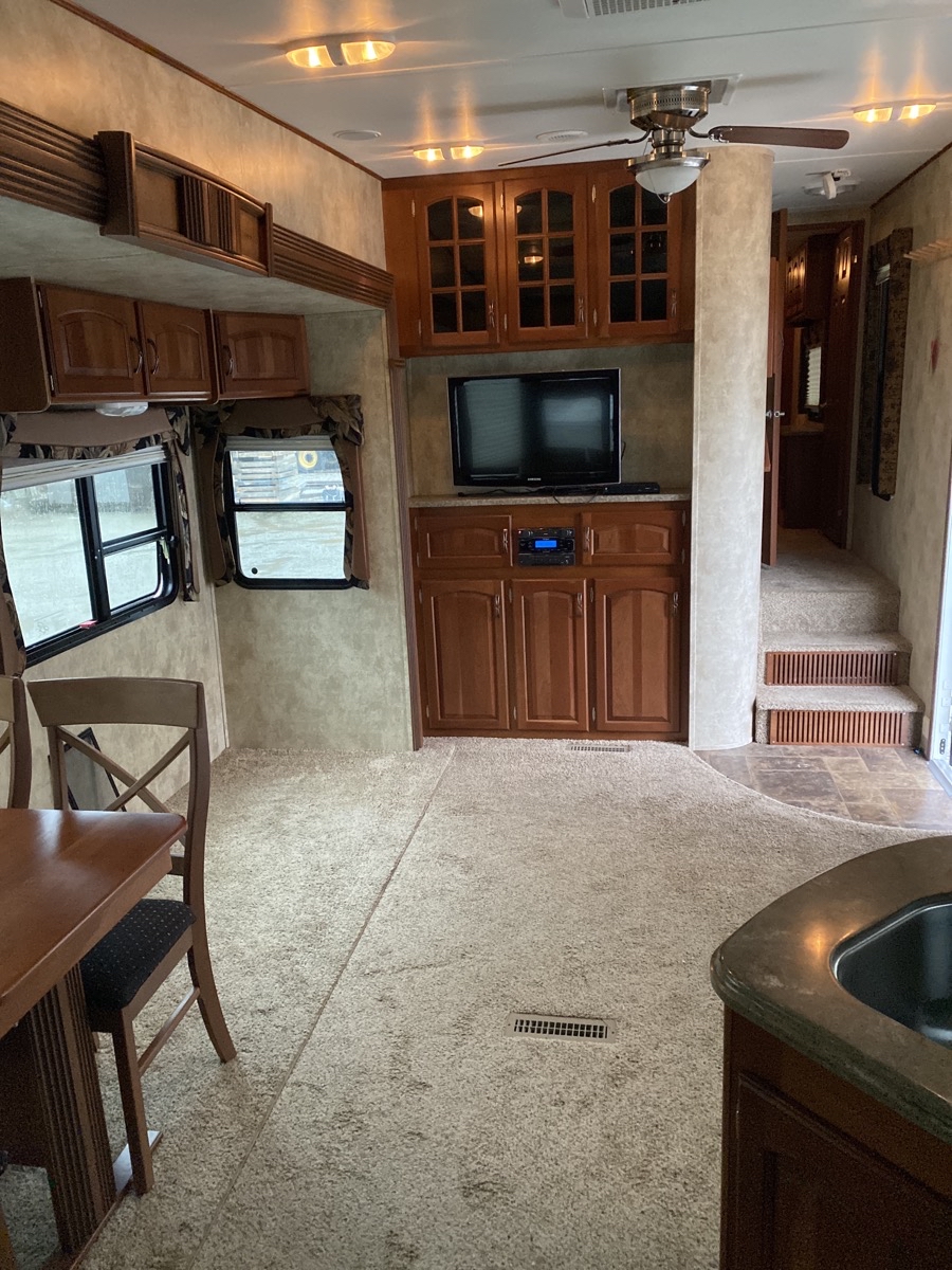 2013 Keystone Avalanche Travel Trailer 320RK - Image 14