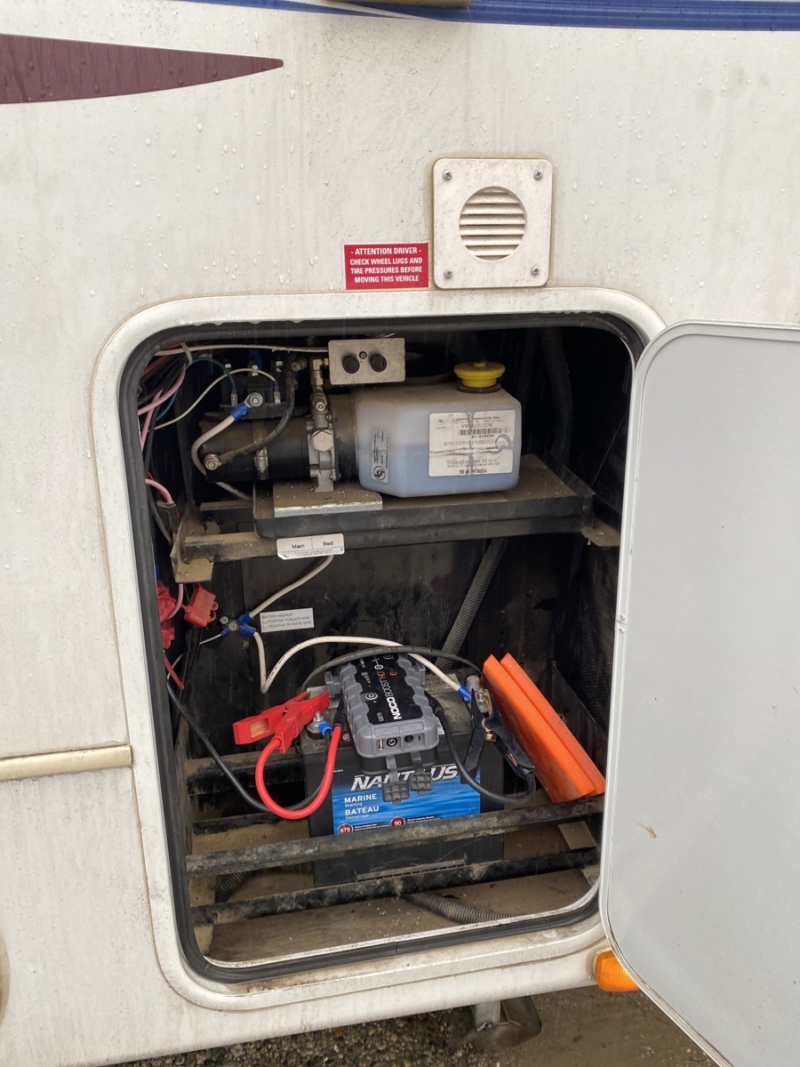 2013 Keystone Avalanche Travel Trailer 320RK - Image 10