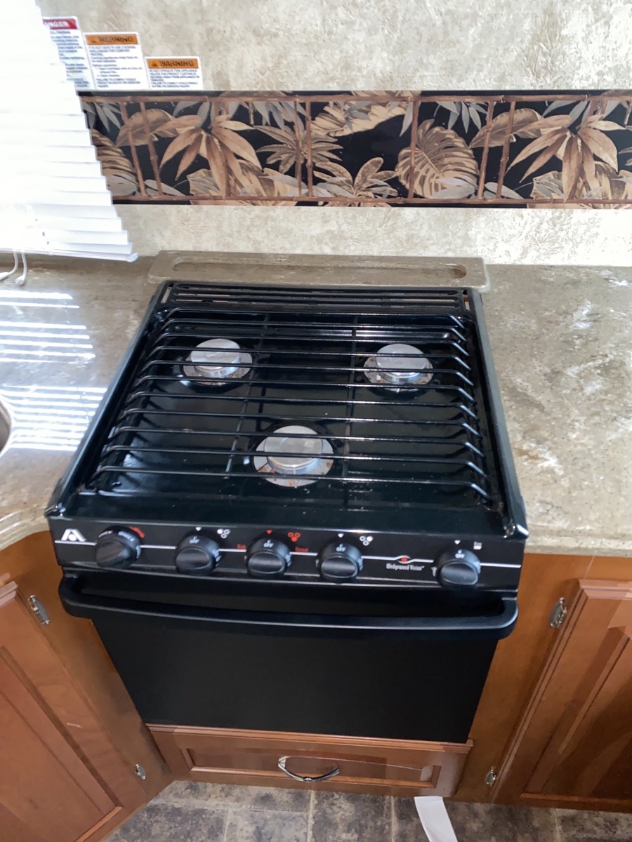 2013 Keystone Avalanche Travel Trailer 320RK - Image 15