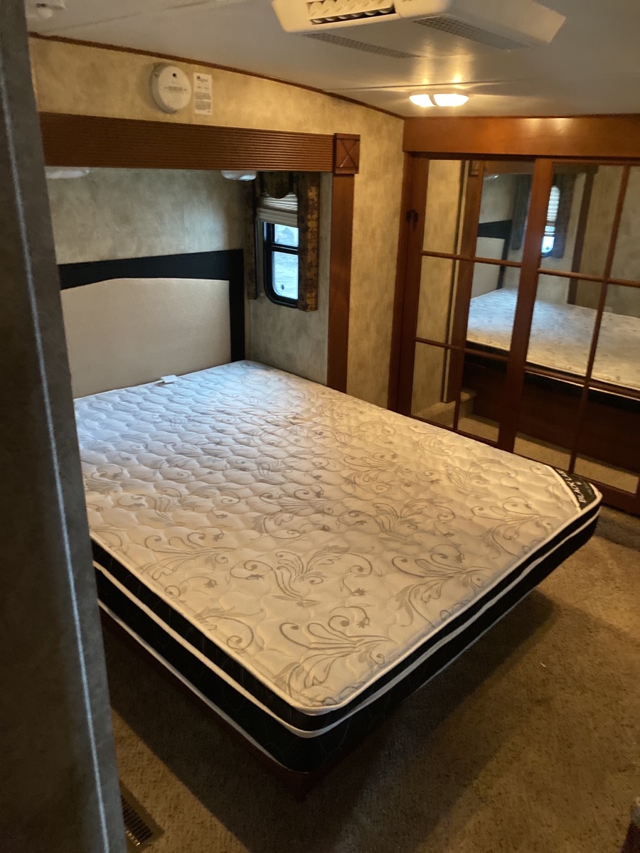 2013 Keystone Avalanche Travel Trailer 320RK - Image 18