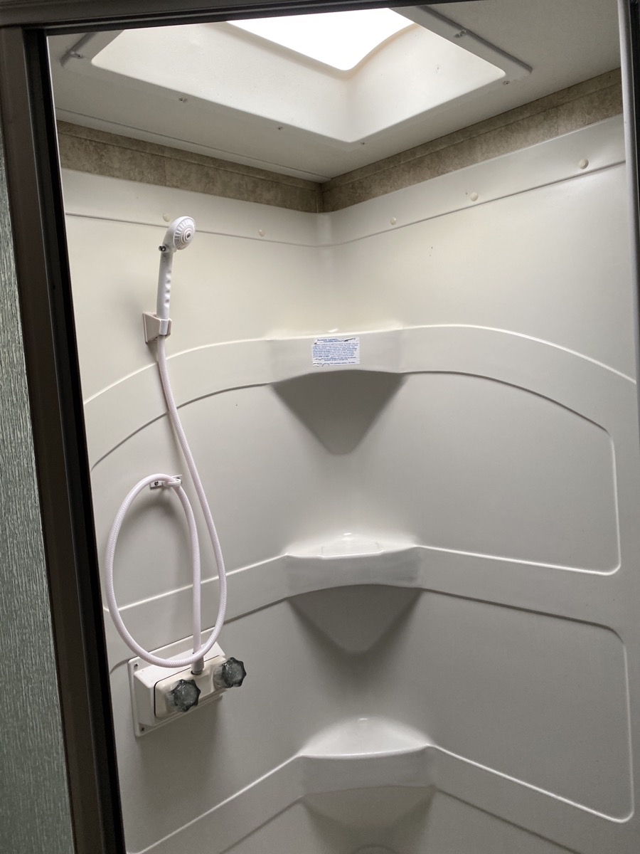 2013 Keystone Avalanche Travel Trailer 320RK - Image 22