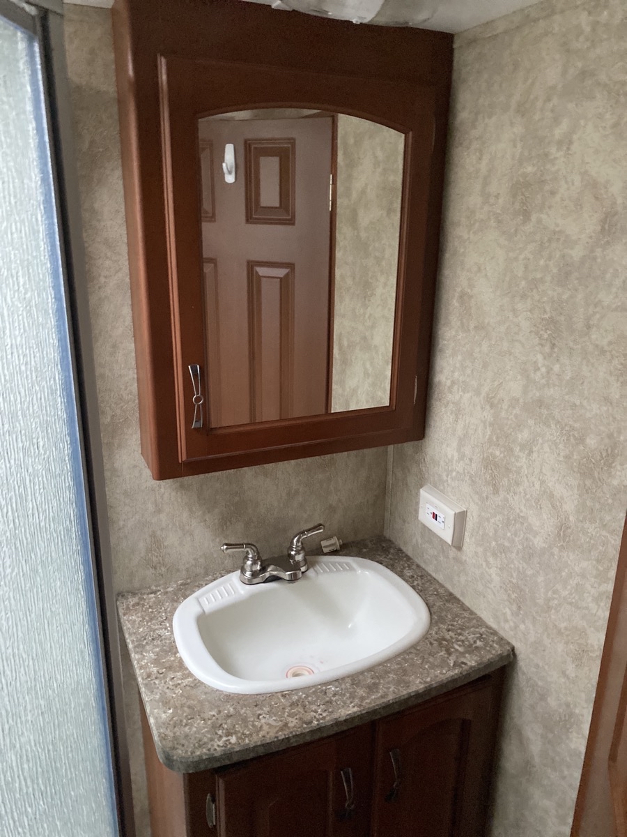 2013 Keystone Avalanche Travel Trailer 320RK - Image 23