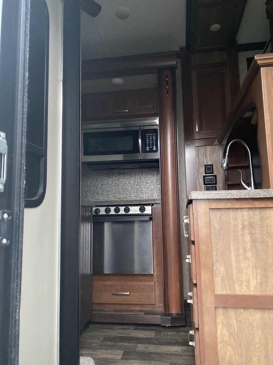 2016 Keystone Montana Travel Trailer 3711FL - Image 13