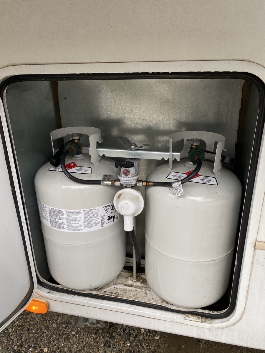 2013 Keystone Avalanche Travel Trailer 320RK - Image 9