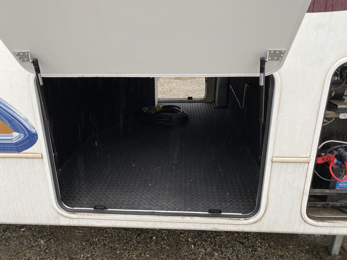 2013 Keystone Avalanche Travel Trailer 320RK - Image 11