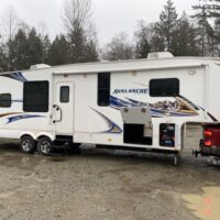 2013 Keystone Avalanche Travel Trailer 320RK - Image 7