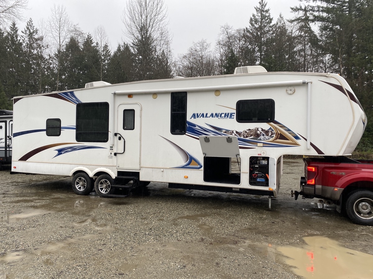 2013 Keystone Avalanche Travel Trailer 320RK - Image 7