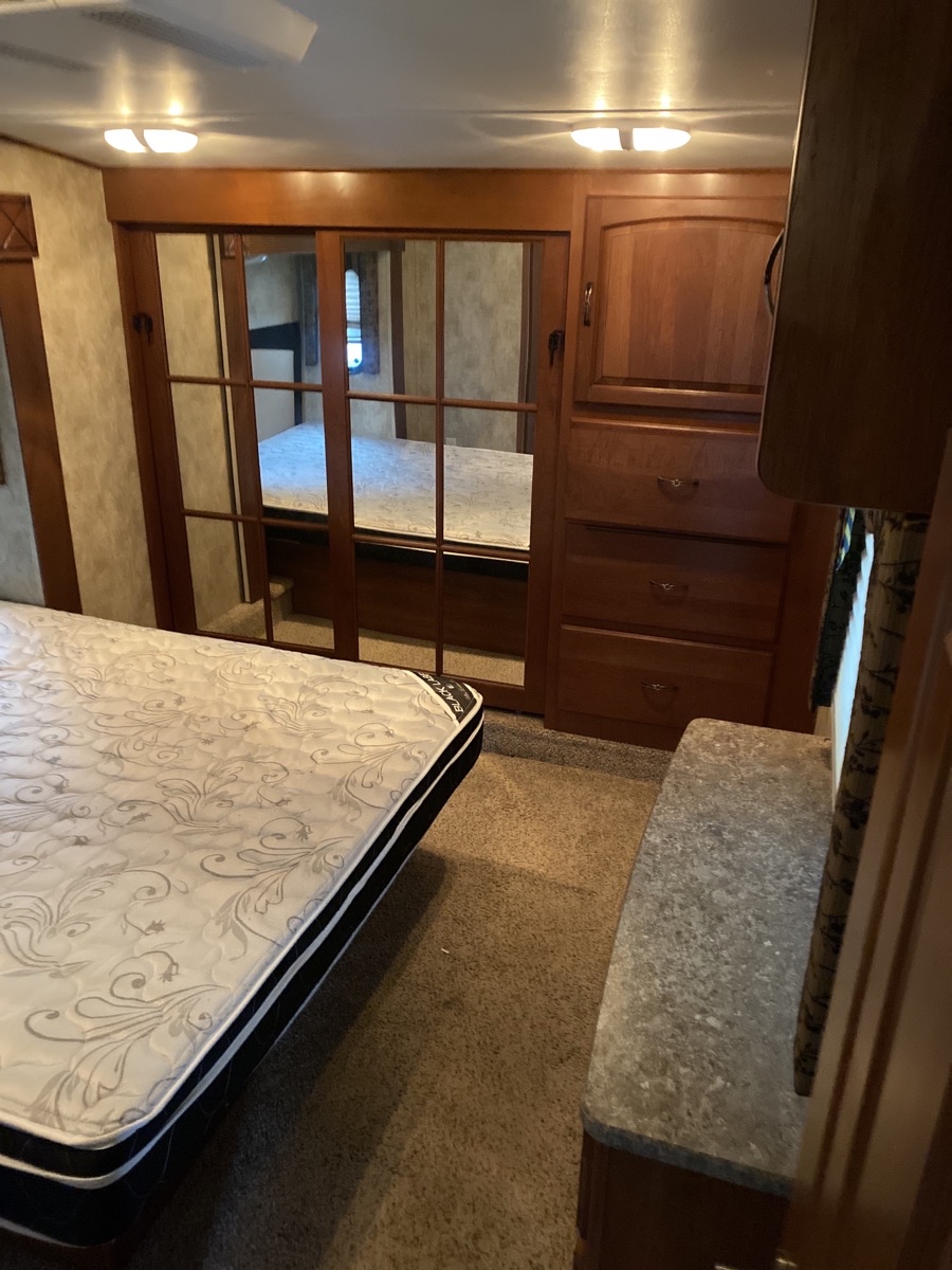 2013 Keystone Avalanche Travel Trailer 320RK - Image 19