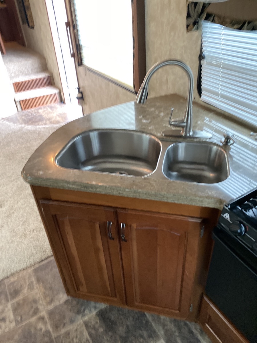 2013 Keystone Avalanche Travel Trailer 320RK - Image 16