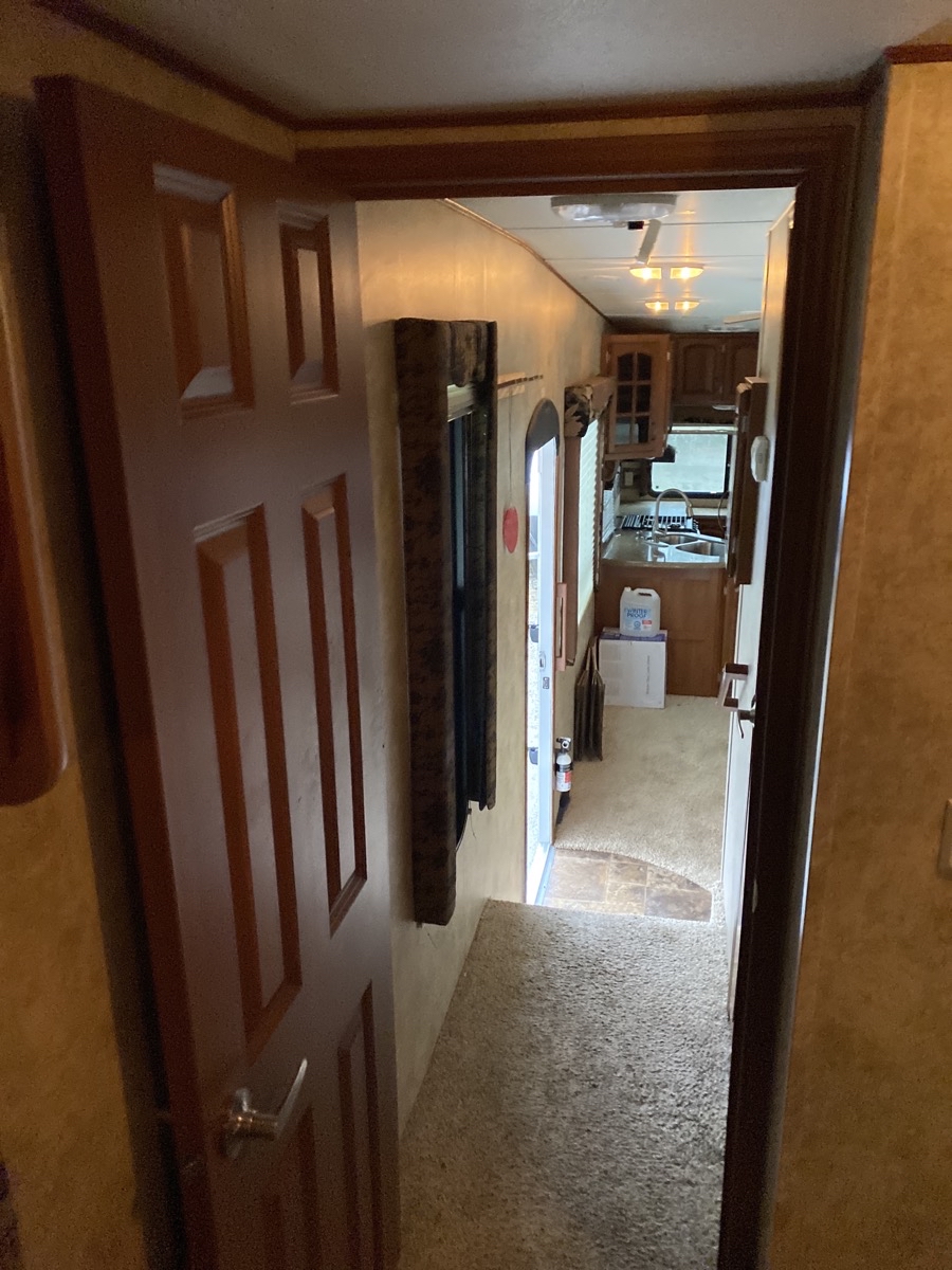 2013 Keystone Avalanche Travel Trailer 320RK - Image 21