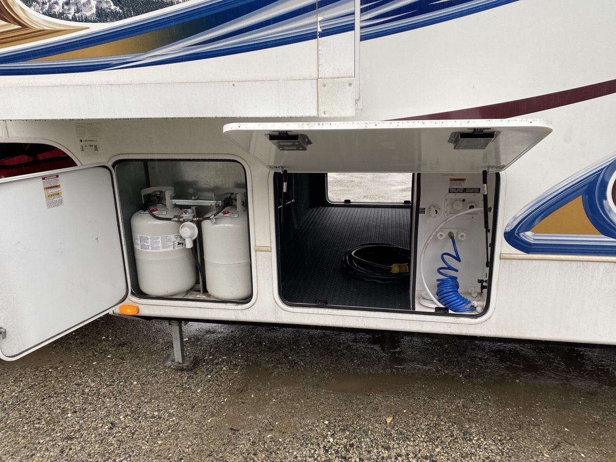 2013 Keystone Avalanche Travel Trailer 320RK - Image 8