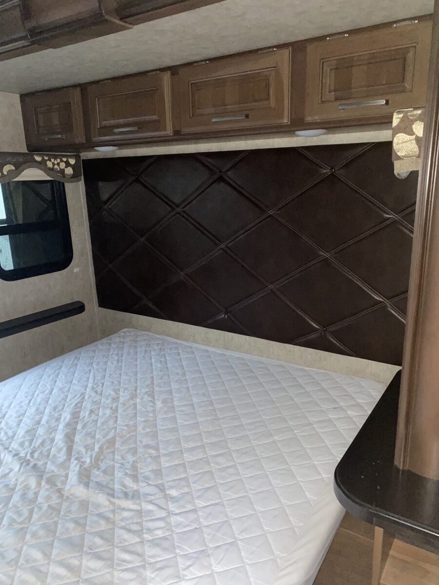 2016 Keystone Montana Travel Trailer 3711FL - Image 18