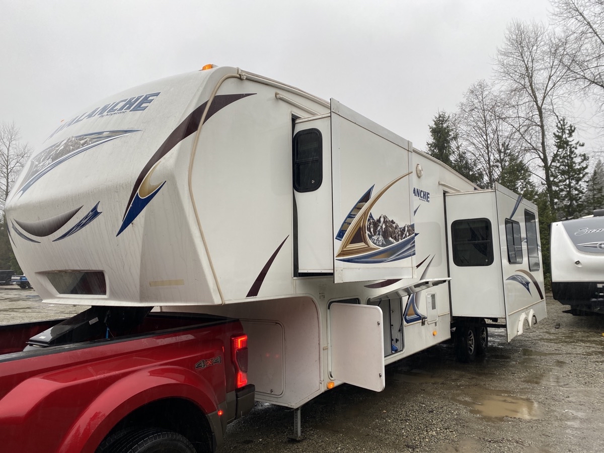 2013 Keystone Avalanche Travel Trailer 320RK - Image 3