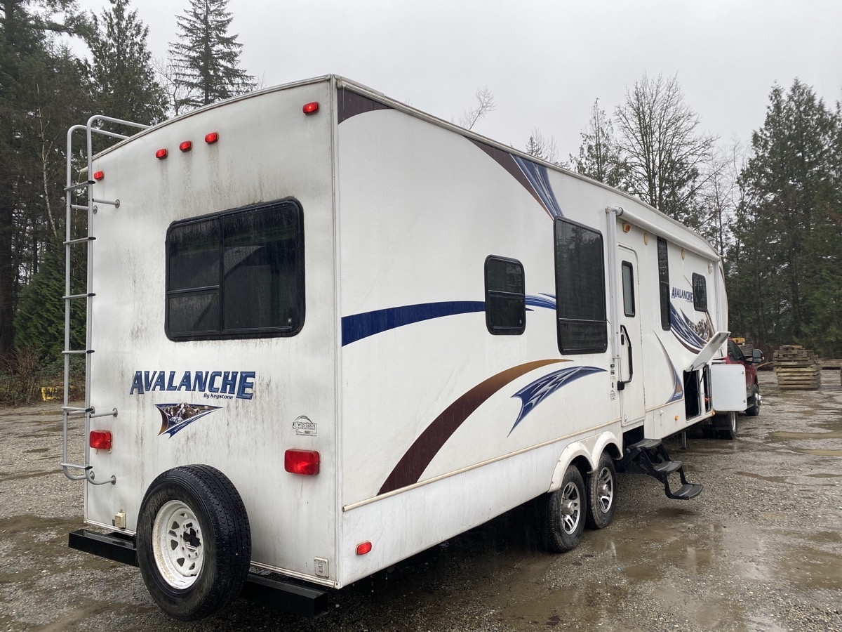 2013 Keystone Avalanche Travel Trailer 320RK - Image 6