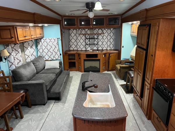 2010 Forest River Cardinal 3625RT Travel Trailer - Image 9