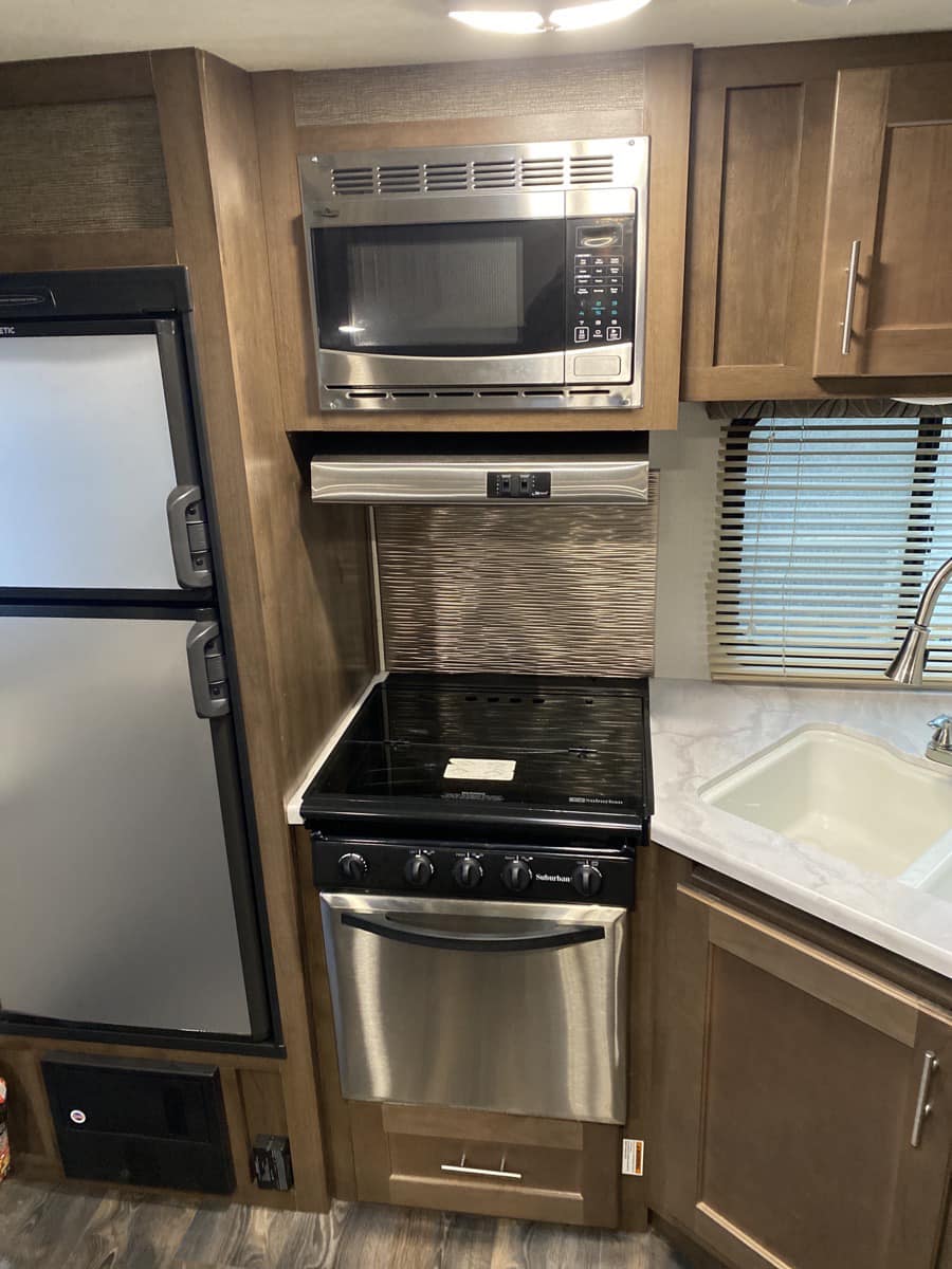 2018 Forest River WildCat Maxx Lite Travel Trailer - Image 12