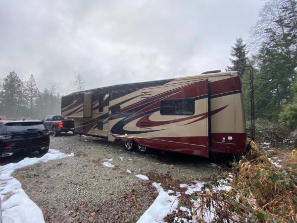 2010 Forest River Cardinal 3625RT Travel Trailer - Image 4