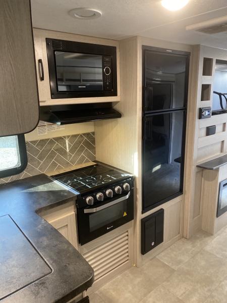 2021 Coachmen Apex Ultra Lite 284BHS Travel Trailer - Image 13